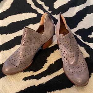 Adorbs! Leather booties by Sofft Sz 9